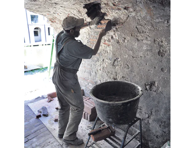 Langs de Utrechtse grachten wordt al langer gewerkt aan de restauratie van de werfkelder. Foto: Ton Borsboom.