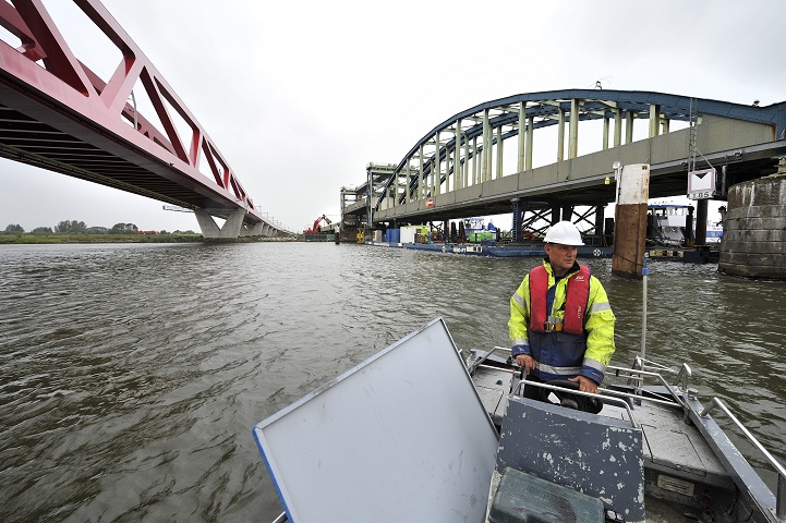 Nieuwe en oude IJsselbrug bij Zwolle. Foto: Archief
