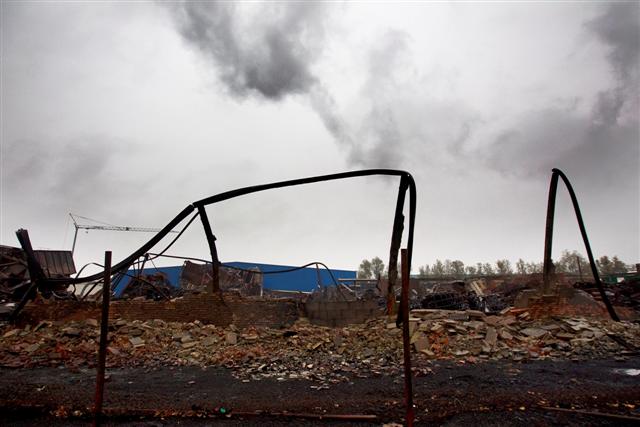 MOERDIJK - ... dinsdag op het terrein van Chemie-Pack in Moerdijk. Bijna 8,5 maand na de enorme brand bij het bedrijf begint deze week de voorbereiding van het bovengrondse sloop en schoonmaakwerk. ANP JERRY LAMPENMOERDIJK - ... dinsdag op het terrein van Chemie-Pack in Moerdijk. Bijna 8,5 maand na de enorme brand bij het bedrijf begint deze week de voorbereiding van het bovengrondse sloop en schoonmaakwerk. ANP JERRY LAMPEN