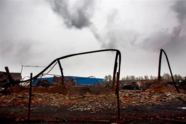 MOERDIJK - ... dinsdag op het terrein van Chemie-Pack in Moerdijk. Bijna 8,5 maand na de enorme brand bij het bedrijf begint deze week de voorbereiding van het bovengrondse sloop en schoonmaakwerk. ANP JERRY LAMPENMOERDIJK - ... dinsdag op het terrein van Chemie-Pack in Moerdijk. Bijna 8,5 maand na de enorme brand bij het bedrijf begint deze week de voorbereiding van het bovengrondse sloop en schoonmaakwerk. ANP JERRY LAMPEN