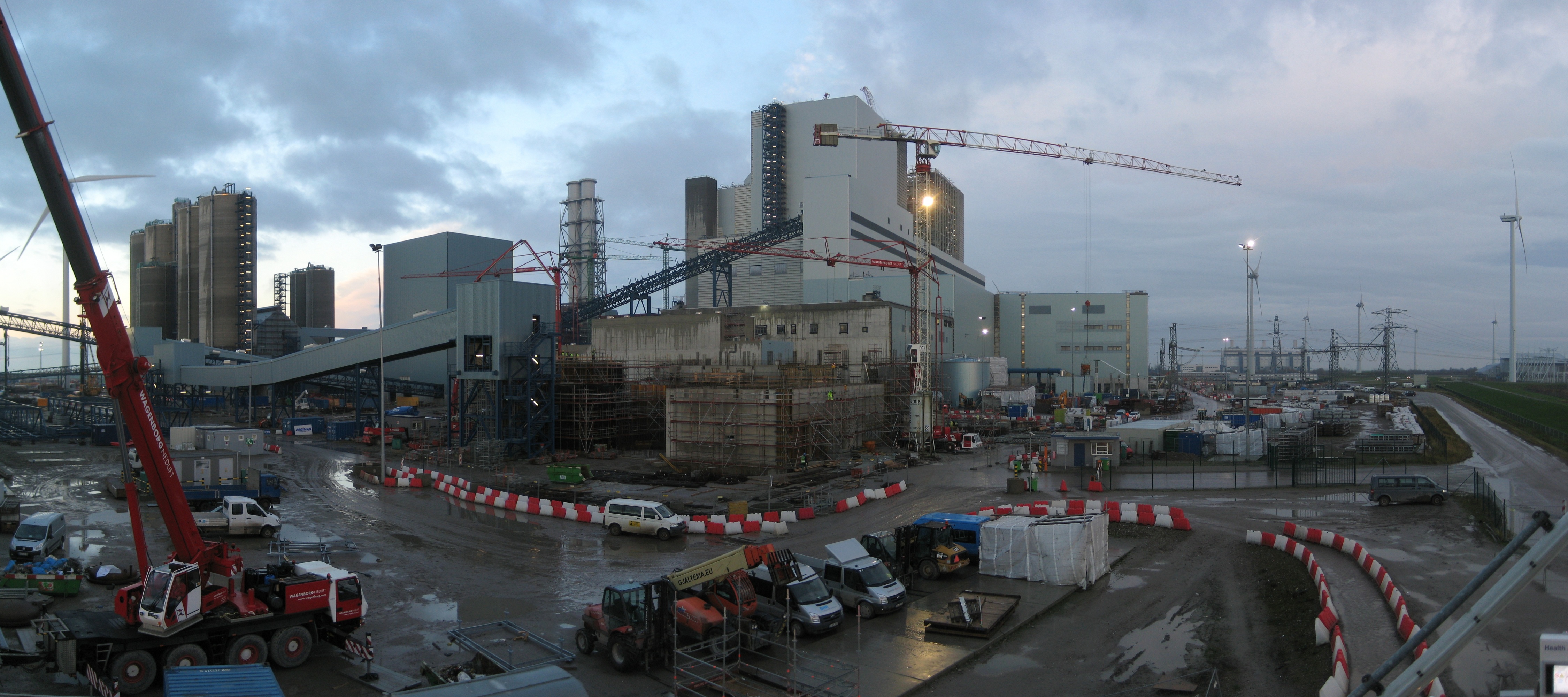 De bouwplaats van de RWE-kolencentrale bij de Eemshaven