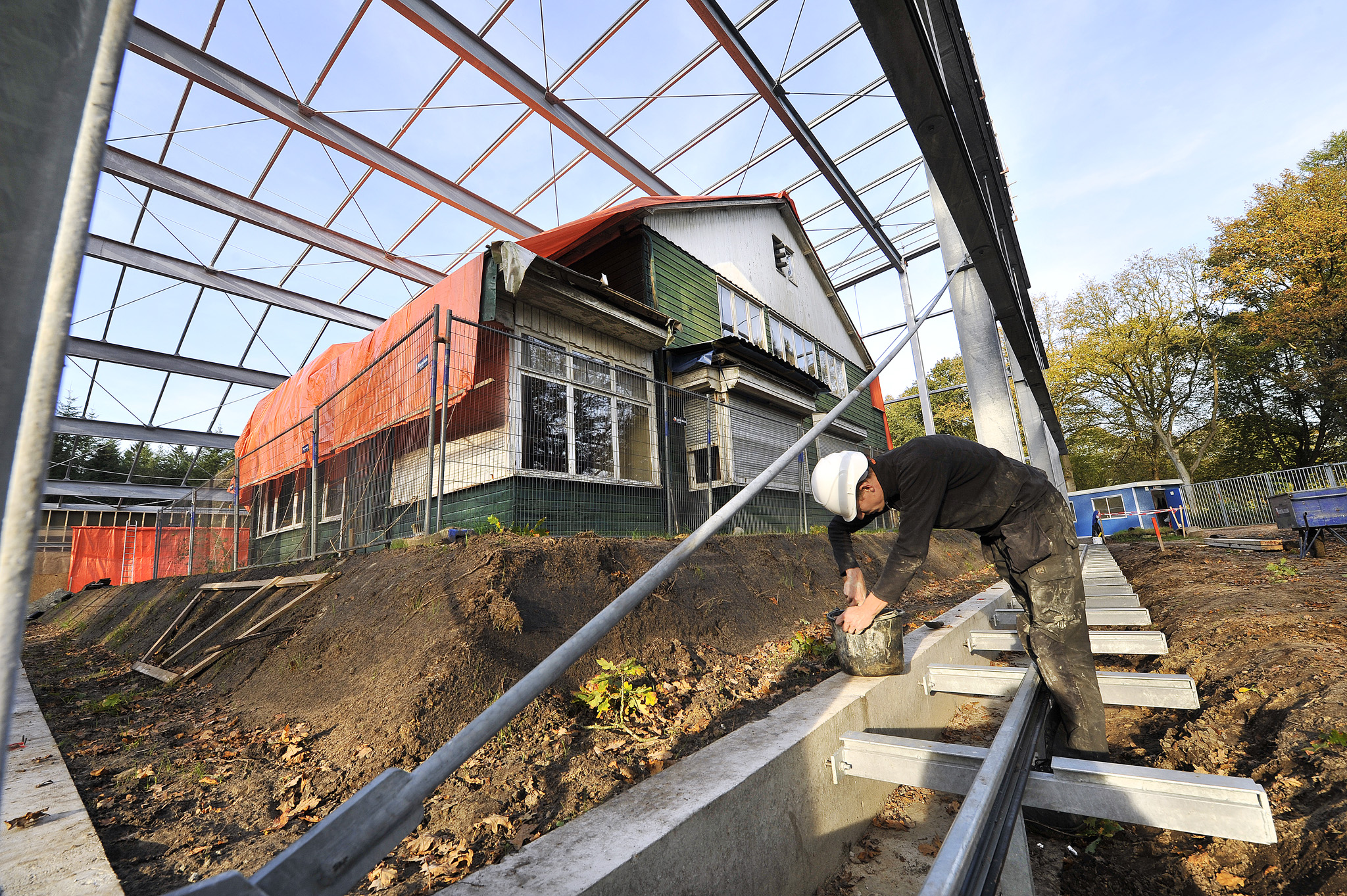 Westerbork – De sterk vervallen voormalige kampcommandantswoning in herinneringscentrum Westerbork wordt onder een glazen kas gezet. De bouw van de glazen overkapping is nodig om verdere achteruitgang te voorkomen. Ensel Staalconstructies uit Dokkum een stalen constructie met een totaalgewicht van zo'n 65 ton over de houten villa uit 1939 gebouwd. Het hoogste punt is twaalf meter. Oving Architecten laat de kap van 25 bij 40 meter naar achteren doorlopen. Daar komt een presentatieruimte voor groepen. Het rijksmonument met zijn bijzondere bouwstijl verkeert in een te slechte staat om bezoekers toe te laten. SS-commandant Albert Konrad Gemmeker woonde er van 1942 tot 1944. In die periode zijn 100.000 Joden, Sinti en Roma vanuit Kamp Westerbork naar concentratiekampen vervoerd.
