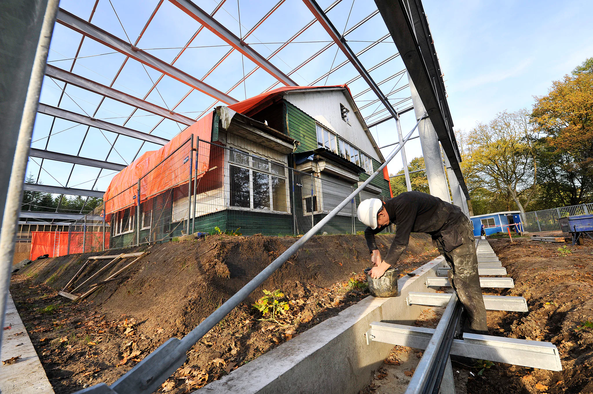 Westerbork – De sterk vervallen voormalige kampcommandantswoning in herinneringscentrum Westerbork wordt onder een glazen kas gezet. De bouw van de glazen overkapping is nodig om verdere achteruitgang te voorkomen. Ensel Staalconstructies uit Dokkum een stalen constructie met een totaalgewicht van zo'n 65 ton over de houten villa uit 1939 gebouwd. Het hoogste punt is twaalf meter. Oving Architecten laat de kap van 25 bij 40 meter naar achteren doorlopen. Daar komt een presentatieruimte voor groepen. Het rijksmonument met zijn bijzondere bouwstijl verkeert in een te slechte staat om bezoekers toe te laten. SS-commandant Albert Konrad Gemmeker woonde er van 1942 tot 1944. In die periode zijn 100.000 Joden, Sinti en Roma vanuit Kamp Westerbork naar concentratiekampen vervoerd.