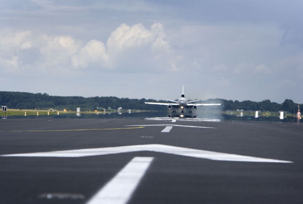 Landing van de KDC 10 op vliegveld Eindhoven