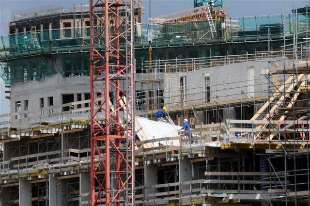 Foto Ronald Bakker
De bouw van IJDock op de zuidelijke IJ-oever. vordert gestaag. Op een schiereiland van 60 bij 180 meter komen o.a. het Gerechtshof van Amsterdam, kantoorruimte, een hotel, 59 appartementen, een passantenhaven, nieuwe huisvesting voor de KLPD dienst Waterpolitie, een grandcafe en nog andere publieke gebouwen. Een parkeergarage met 500 plaatsen bevindt zich onder de gebouwen en onder het waterniveau. Aan IJDock werken diverse aannemers mee zoals. Dura Vermeer, J.P. van Eesteren en Moes Bouwbedrijf. IJDock is een ontwikkeling van ASR Vastgoed samen met de gemeente Amsterdam en de Rijksgebouwendienst. De oplevering vindt vanaf eind 2012 in fasen plaats.