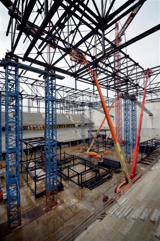 AMSTERDAM ZUIDOOST - In Amsterdam Zuidoost is Strukton Bouw begonnen met het monteren van de dakspanten van het dertig meter hoge Ziggo Dome. De zgn muziektempel die in opdracht van Black Box Real Estate verrijst naar de Amsterdamse Arena, gaat plaats bieden aan 15.600 personen die vanuit twee ringen met tribunes kunnen genieten van muziekoptredens. Ondanks het faillissement van de vorige bouwer Midrith, hoopt Strukton het complex halverwege 2012 op te leveren. COPYRIGHT TON BORSBOOM