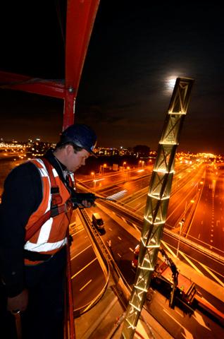 UTRECHT - Langs de snelweg A2 is in de holst van de nacht een opmerkelijke kunstwerk op het door bouwcombinatie Trajectum Novum gebouwde Marinus van Tyrusviaduct geplaatst. het Lightmark.  De 24 meter hoge, door architect Paul van der Ree van studio SK uit Utrecht ontworpen stalen toren, moet  een herkenbare baken worden als grenspaal voor de gemeente Utrecht. Als een lange, beetje scheve uitgerekte wokkel zal de paal van binnenuit verlicht worden waardoor het oriëntatiepunt van diverse richtingen er telkens anders gaat uitzien.  Trajectum Novum bestaat uit Van Hattum en Blankevooort, Mourik Groot Ammers, Boskalis, KWS Infra en Vialis. COPYRIGHT TON BORSBOOM
