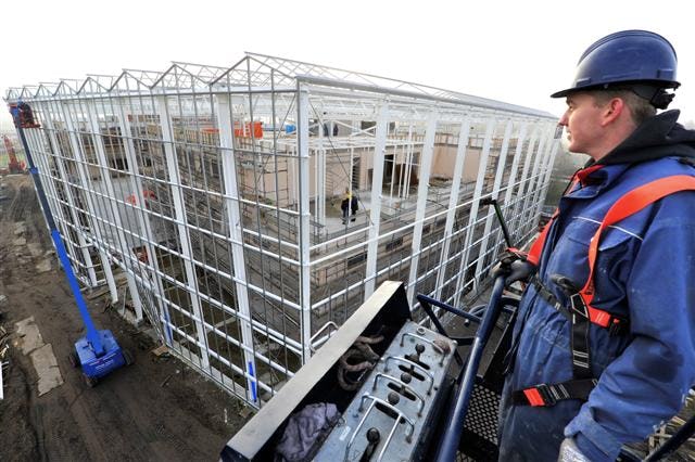Als een glazen stolp komt de hoogste kas van Europa over de nieuwbouw van de Christelijke Agrarische Hogeschool (CAH) in Dronten. Glazenzetters van Herman Batist in Wateringen zetten ruiten in de aluminium dakconstructie, die op het hoogte punt 15,5 meter is. De glazen kas heeft een innovatieve klimaatbeheersing, die het energiegebruik en de onderhoudskosten van het gebouw aanzienlijk terugbrengen. De aanleg daarvan is verzorgd door Burgers Ergon BV. Architectenbureau BDG uit Zwolle laat op de gevels klimplaten groeien, die referen naar kassen in de agrarische sector waarvoor de CAH (1.400 leerlingen) opleidt. Drie bouwlagen bieden straks 6.000 m2 aan uiteenlopende onderwijsvoorzieningen en verblijfsfuncties. Vanaf de eerste verdieping is het gebouw in tweeën gesplitst. De beide delen, waartussen een binnenplein komt, worden met een loopbrug verbonden. Hoofdaannemer is aannemingsmaatschappij Friso uit Sneek. De bouw is in februari gestart en kan rond de jaarwisseling worden afgerond.