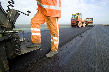 Asfalteren van de A6 tussen Lelystad en Almere.