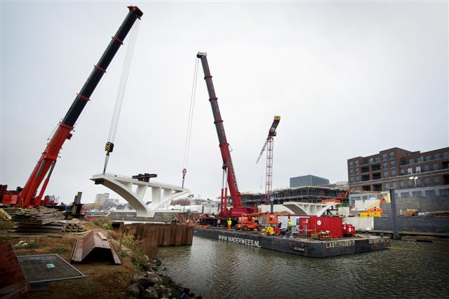 Plaatsen brug Maasboulevard