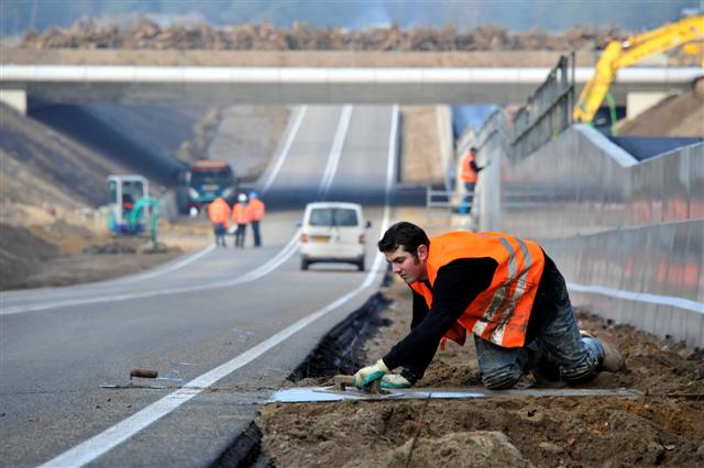 Afbouw van het ecoduct over de N310 bij Otterlo. Dit ecoduct verbindt De Hoge Veluwe met het natuurgebied Planken Wambuis van Natuurmonumenten. Foto Alex J. de Haan
