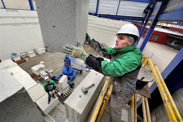 ALMELO – Driehonderd kilo zware kalkzandsteenblokken omzomen in twaalf lagen de toekomstige poppodiumzaal van De Talentenfabriek in Almelo. Onder de overkapping van de vroegere machinaefabriek Brugman takelen bouwvakkers van Goossen Almelo de zwaargewichten met een kraantje omhoog. De geluidsisolatie van het gebouw krijgt extra aandacht vanwege de geplande optredens in de podiumzaal, waarin driehonderd bezoekers passen. In De Talentenfabriek komen verder oefenruimtes voor muziekbands, een studio, een audiovisuele ruimte, danszaal en kantoorruimtes. In de nieuwbouw komt Almelose vestiging van De Muziekschool Twente, die samen met de gemeente Almelo het inititiatief tot de bouw nam. Op de bovenverdieping van 800 m2 is ruimte voor startende creatieve ondernemers. Leferink Architecten in Denekamp maakte het ontwerp.