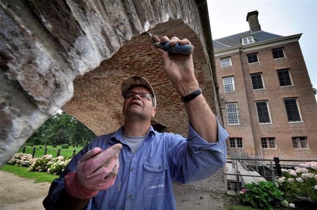 AMERONGEN - In Amerongen werkt een medewerker van Jurriens Monumenten Onderhoud uit Utrecht aan de restauratie van Kasteel Amerongen. In opdracht van de gelijknamige stichting wordt niet alleen het Huys onder handen genomen, maar ook ondermeer het zng Stalpleincomplex. De restauratie van het monumentale slot is jaren geleden gestart met hulp van subsidies van de provincie Utrecht, het ministerie van OC&W in het VSB Fonds. COPYRIGHT TON BORSBOOM