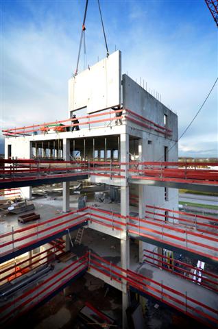 OOSTERHOUT - In Oosterhout plaatsen medewerkers van Zwaluwe bouw- en aannemersbedrijf uit Zevenbergschen Hoek betonelementen voor het nieuwe hoofdkantoor voor Rabobank Amerstreek. Het door Marquart Architecten ontworpen complex wordt dertig meter hoge en belooft een CO2 neutrale - pand te worden dat medio 2012 klaar moet zijn. In het gebouw worden zonnepanelen, ondergrondse warmte/koude opslag en o.a. lichtweerkaatsing in een vijver in de bouw opgenomen. COPYRIGHT TON BORSBOOM
