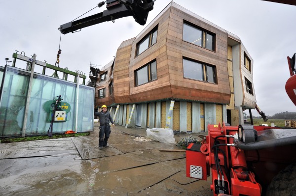 Het opvallende onderkomen van de Gravenburgschool in Groningen is na een allesverwoestende brand compleet opnieuw opgebouwd. De buitengevel is vrijwel volledig omkleed met koper. Bouwer Bam en Team 4 Architecten hebben vooral de gevelconstructie aangepast vanwege brandwerendheid. De verticale brandcompartimenten zijn tot het koper doorgetrokken met brandwerend materiaal. Ook op andere terreinen zijn brandwerende maatregelen getroffen.