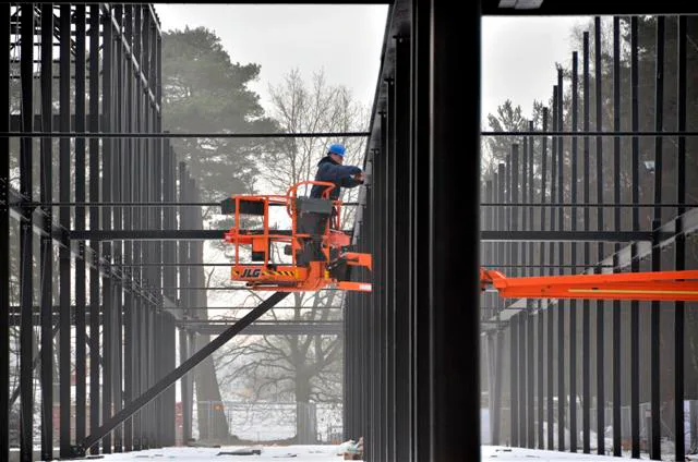 ARNHEM - In Arnhem werken medewerkers van Reijrink Staalbouw aan de opbouw van de door aannemer Pellikaan gebouwde Arnhemhal. De door Hooper Architects uit Oosterhout in opdracht van het NOC*COF ontworpen trainingshal is primair bedoeld voor topsporterts die fulltime op Papendal - Arnhem wonen, maar Arnhemse sportverenigingen kan buiten de topsporttrainingsuren de ruimtes ook gebruiken. De hal krijgt drie verdiepingen, twee boven elkaar liggende sprintbanen van 130 meter lengte, en een zng ‘Sportrestaurant van de toekomst’. COPYRIGHT TON BORSBOOM