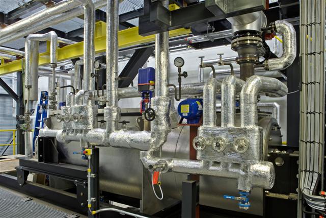 HOOGKERK / 2-4-2008 / De nieuwe fabriek van ESHA waar het bitumen gerecycled word met een speciaal hiervoor ontworpen machine voor grote capaciteit./ foto: Omke Oudeman