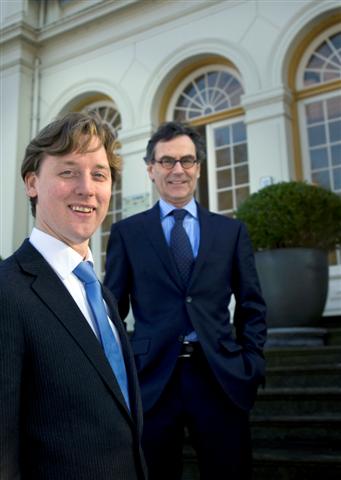 VOORBURG-  Frits Nuss(r) en Coen van Rooyen als gaande en komende directeur van brancheorganisatie NVB.