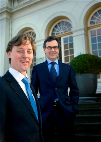 VOORBURG- Frits Nuss(r) en Coen van Rooyen als gaande en komende directeur van brancheorganisatie NVB.