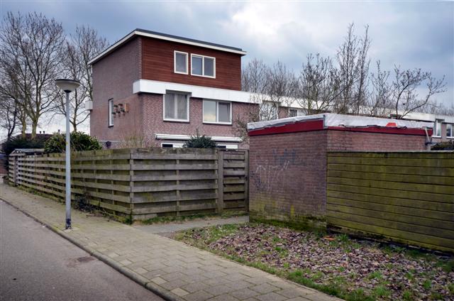 ALMERE - Woningen in één van de oudste woonwijken van Almere, Almere Stad. Het dak van het schuurtje lekt en en gammele schutting biedt privacy voor het kleine tuintje.COPYRIGHT TON BORSBOOM