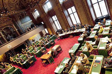 De Eerste Kamer is tegen het snel doorvoeren van de inkomensafhankelijke huurverhoging.