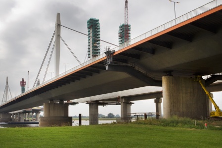 Herveld/Ewijk, 130912
Bestaande brug over de Waal. Bij verhaal Leendert Douma - APA Tekst
Voor, de bestaande brug. Erachter de bouw van de nieuwe brug.
Foto: Sjef Prins - APA Foto