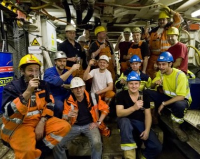 Amsterdam,1 december 2012. 



Station Vijzelgracht en boortraject naar Rokin.


In de boormachine Victoria.
De laatste meters.
De afgelopen zeven dagen hebben Victoria en de boorders ruim 115 meter afgelegd. Een gemiddelde voort­gang van 16,4 meter per dag. Victoria en de boorders bevinden zich 883 meter van het startpunt station Vijzelgracht en staat nu op haar eindpositie voor station Rokin.
Wij zijn klaar!
The City of Amsterdam is building a new subway (underground) line.
The tunnel is partly constructed underneath the old part of the city.
The completion of the metro line is scheduled for 2017. 



Foto: Ge Dubbelman/Hollandse Hoogte. 








Opdrachtnummer: D10023