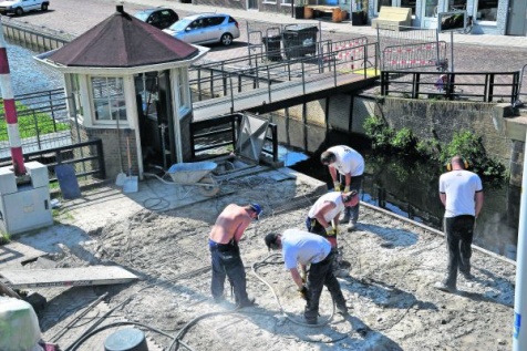 Brugreparatie door Balm. Foto: Archief