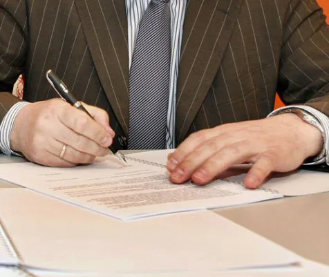 DE BEELDREDAKTIE | MAARTEN HARTMAN
TBV BAM WONINGBOUW
Nederland, Utrecht, 4-3-2008
BAM. Links Mirjam de Rijk, Stichting Natuur en Milieu. Recht Dhr Broos, BAM