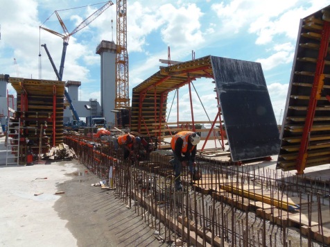 De bouw van de brug verliep ook moeizaam.