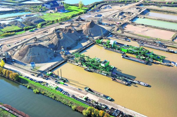 Afvoer van grind bij Geulle aan de Maas. Foto: Archief