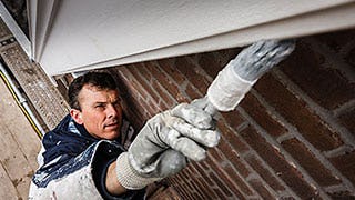 In de nieuwe cao worden functioneringsgesprekken omgezet in ontwikkelgesprekken en krijgen medewerkers werktijd die opgaat aan onplanbare zorg. 