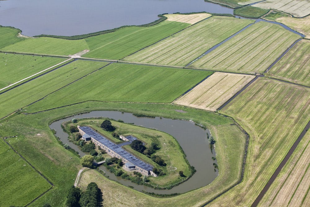 Het fort Krommeniedijk vanuit de lucht.
FOTO: DUTCHPHOTO / Hans van Weel