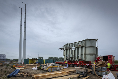 Nederland 2015 Beverwijk Randstad 380 NR. Megatransporten transformatoren Noord-Holland.
TenneT voert op zaterdagavond 20 juni een bijzondere transport uit van een aantal loodzware transformatoren van maar liefst 320.000 kilo en een afmeting van 13,5 meter lang, 4,5 meter breed en ruim 6 meter hoog naar de nieuwe hoogspanningsstations in Beverwijk en Vijfhuizen. Deze hoogspanningsstations zijn onderdeel van de nieuwe hoogspanningsverbinding, Randstad 380 kV Noordring, die  op dit moment wordt aangelegd.

Een transformator is een belangrijk onderdeel van een hoogspanningsstation. Hij zorgt er namelijk voor dat de overgang van het hoogspanningsnet naar het lokale elektriciteitsnet probleemloos verloopt door de spanning te verlagen. De transformatoren worden gebouwd in Nijmegen bij Smit Transformatoren. Vanuit Nijmegen worden ze per schip zo dicht mogelijk naar de eindlocaties gebracht. Het laatste gedeelte wordt stapvoets over de weg naar het station afgelegd waar de transformatoren vervolgens geinstalleerd worden. Het vervoer wordt uitgevoerd door Mammoet,

Beverwijk 20 juni
Op zaterdag 20 juni vindt het vervoer plaats van een  transformator naar hoogspanningsstation Beverwijk. Vanuit de binnenhaven van Beverwijk wordt deze transformator via een klein gedeelte van de N246 en het bedrijventerrein naar het station gebracht. Om de overlast zoveel mogelijk te beperken, is het transport in de avond van zaterdag 20 juni gepland tussen 20 en 21 uur. 

Randstad Noordring
De nieuwe 380kV stations Beverwijk en Vijfhuizen vormen belangrijke schakels van de Randstad 380kV Noordring die op dit moment wordt aangelegd. De nieuwe hoogspanningsverbinding is van belang voor het borgen van de leveringszekerheid in de Randstad en het vergroten van de transportcapaciteit voor elektriciteit. Beide hoogspanningsstations zorgen voor verbinding met het regionale elektriciteitsnet. In Beverwijk wordt de Noordring aangesloten op het bestaande landelijke hoogspanningsnet. In december 2014 is