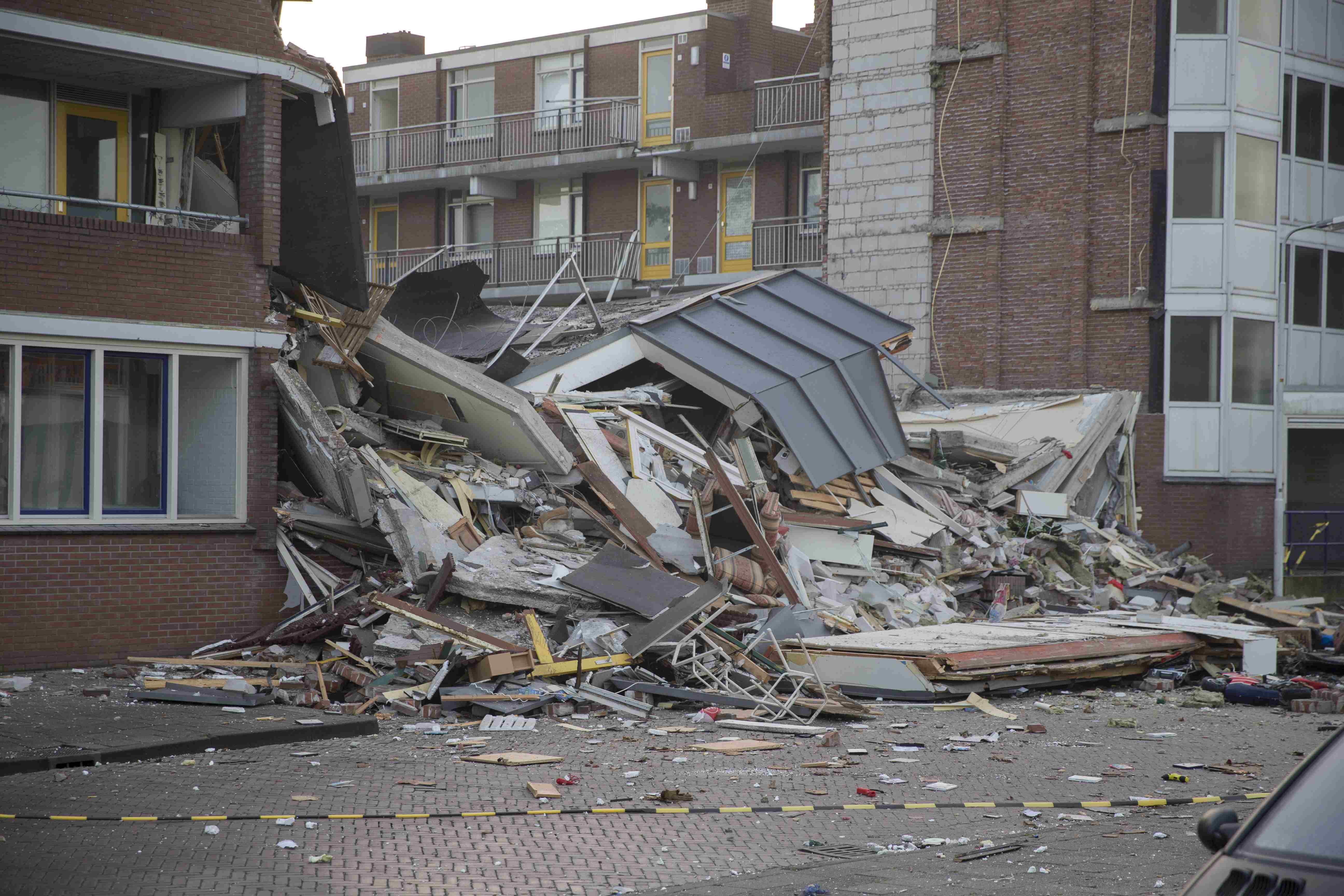 2015-12-28 09:02:52 DRACHTEN  Een deel van de ingestorte flat, een dag na de explosie. Door de explosie, die vrijwel meteen werd gevolgd door brand, raakten zeker acht van de tientallen woningen zwaar beschadigd. ANP MICHEL VAN BERGEN