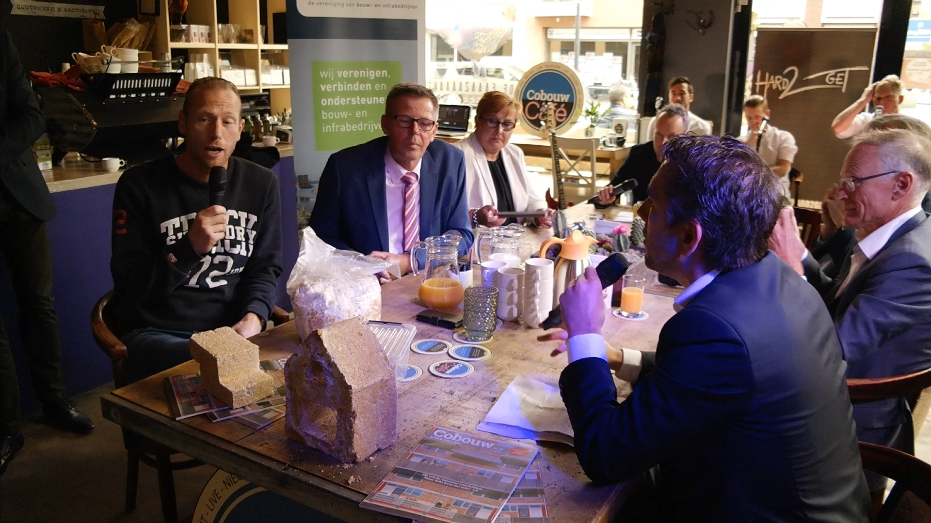 Jasper Sluis (met microfoon), de 'Freek Vonk van de bouw'. Foto: Kalynda Haaf