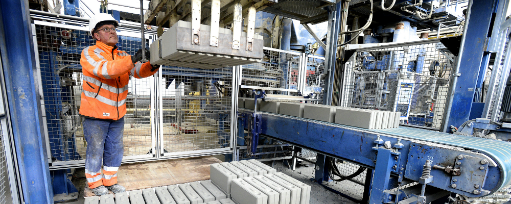 In een proeffabriek in Kloosterhaar produceerde Calduran in 2016 'compensatiestenen'. Foto: Toma Tudor