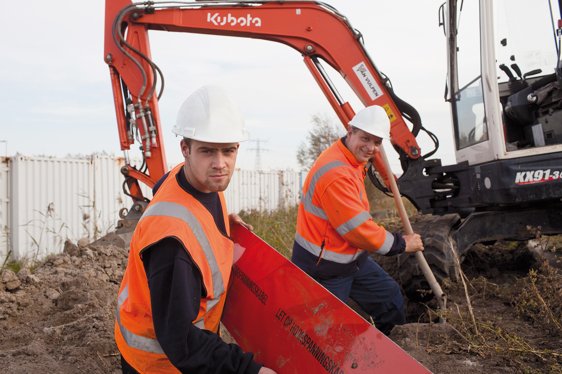 1 nov 2011, Hoek van Holland. Fedor van Drunen (baardje) en Sam de Groot van Van Vulpen aan het werk in Hoek van Holland. Foto Ruud van Zwet