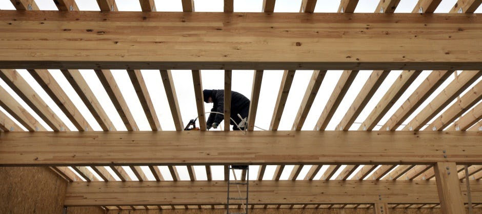 WAGENINGEN - In Wageningen werken medewerkers van bouwbedrijf Berghege uit Oss aan het Nederlands Instituut voor Ecologie. Het nieuwe natuuronderzoeksinstituut moet, met zeer diepe warmteopslag in de ondergrond, gescheiden watercircuits, eigen waterzuivering door middel van helofytenfilters, en duurzaam poepen door gebruik van septictanks en rietbedden, het duurzaamste gebouw van Nederland worden. Het door Claus en Kraan Architecten uit Amsterdam ontworpen complex gaat ruimte bieden aan 160 mensen en is gebouwd volgens het cradle to cradle principe waarbij bijvoorbeeld de meeste bouwelementen na sloop ooit, weer gebruikt kunnen worden voor andere doeleinden. Nu gaat de provincie Gelderland toch akkoord met Voor hogetemperatuuropslag op ongeveer 350 meter diepte, heeft de provincie Gelderland 100.000 euro beschikbaar gesteld, van Senter Novem heeft het instituut 800.000 euro gekregen om zoveel mogelijk duurzaam te bouwen en bestaan. COPYRIGHT TON BORSBOOM