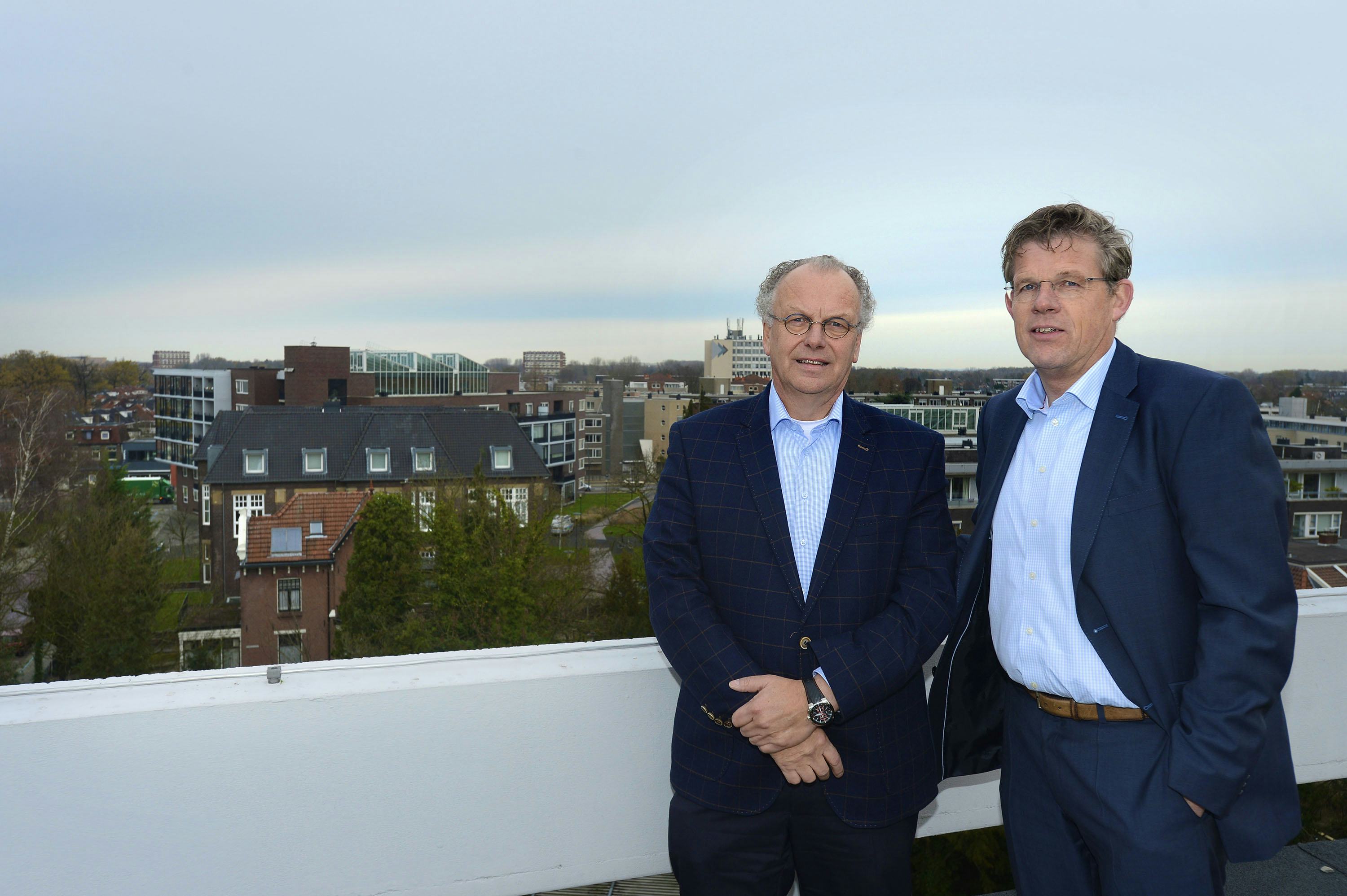 20151201 Hengelo - Harry Rupert (directeur corporatie Welbions) en een aannemer. iov Theo Leone.
foto Toma Tudor