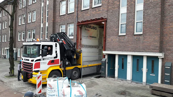 Rigoureuze geveldoorbraak geeft toegang tot bouwplaats