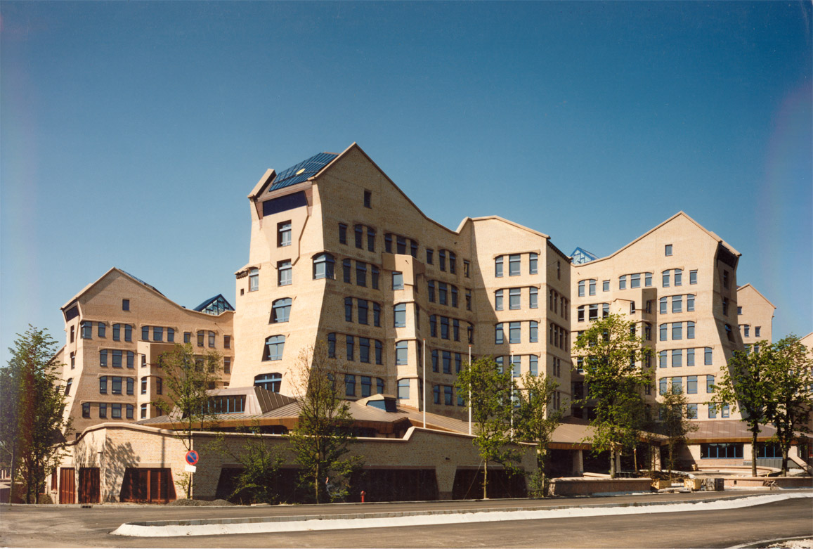 "ING Hoofdkantoor, Amsterdam (1)" by Jan Derwig - Foto Architectenbureau Alberts & Van Huut Archief. Licensed under CC BY-SA 3.0 via Wikimedia Commons - https://commons.wikimedia.org/wiki/File:ING_Hoofdkantoor,_Amsterdam_(1).jpg#/media/File:ING_Hoofdkanto