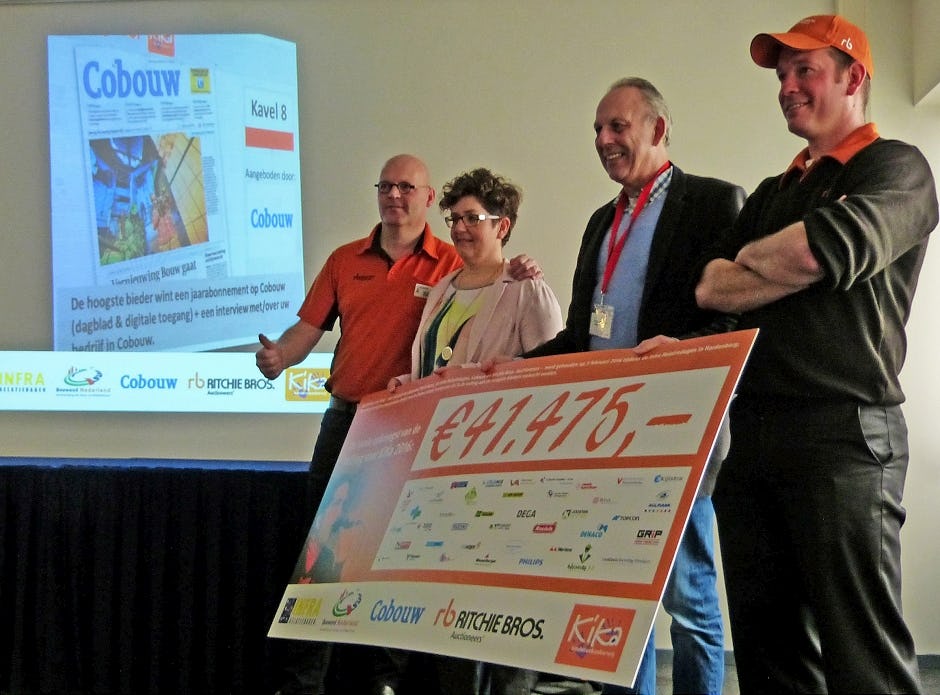 Vette veilingcheque overhandigd aan Kika