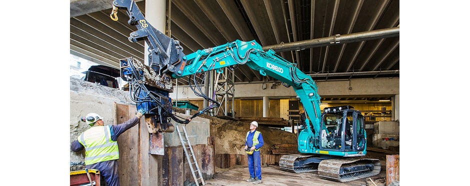 Damwanden plaatsen met op afstand bestuurbare Kobelco SK140SRlc