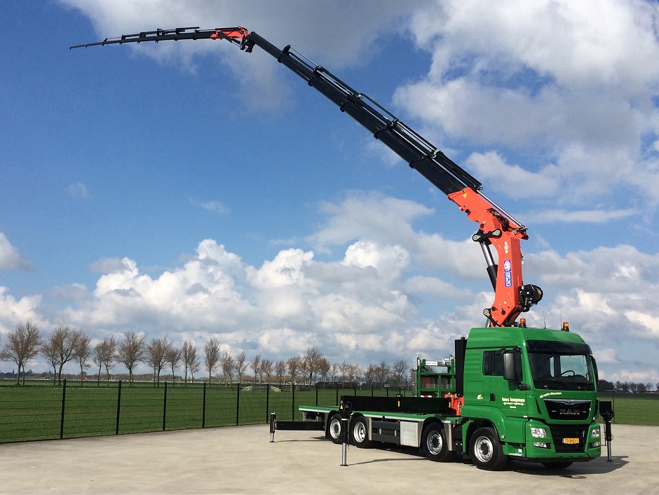 MAN met HMF 85Tm autolaadkraan tilt veilig door EVS-systeem