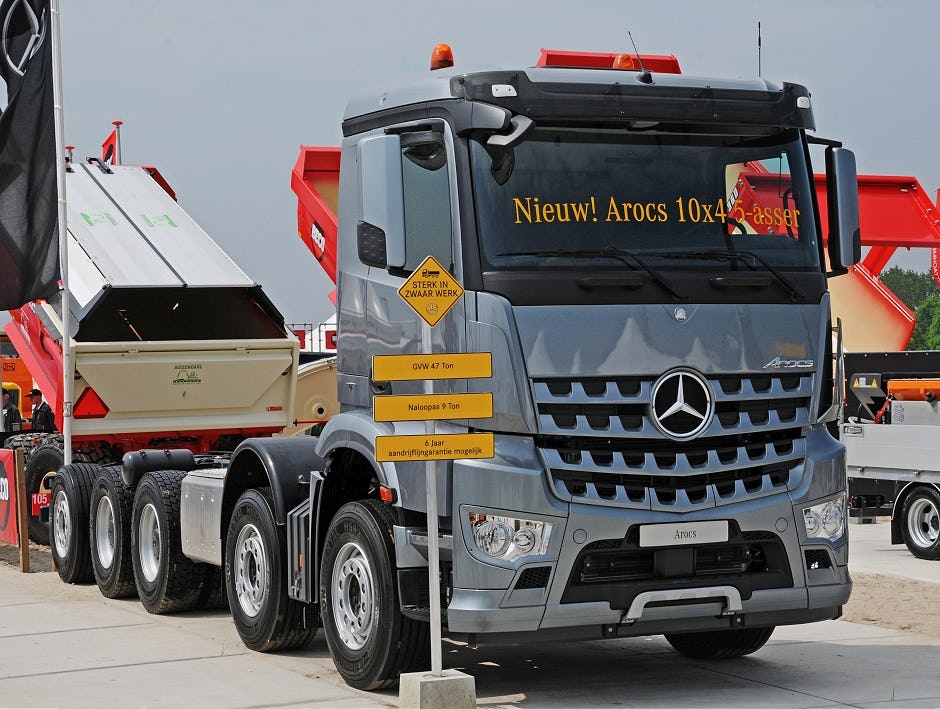 Splinternieuwe Mercedes vijfasser op TKD