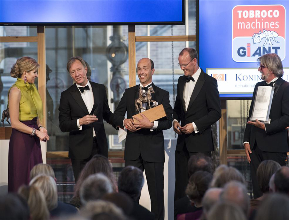 2016-05-26 20:06:58 EINDHOVEN - Koningin Maxima reikt de Koning Willem I Prijs 2016 MKB uit aan T. Brock (M), CEO van Tobroco Mechanisatie. ANP ROYAL IMAGES PIROSCHKA VAN DE WOUW