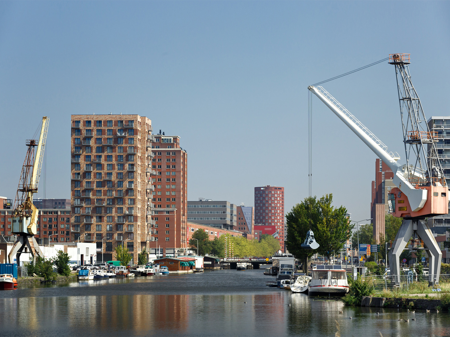 Rondom de Caland Tower in Laakhaven, is volgens wethouder  Boudewijn Revis plek voor veel meer woontorens. 
