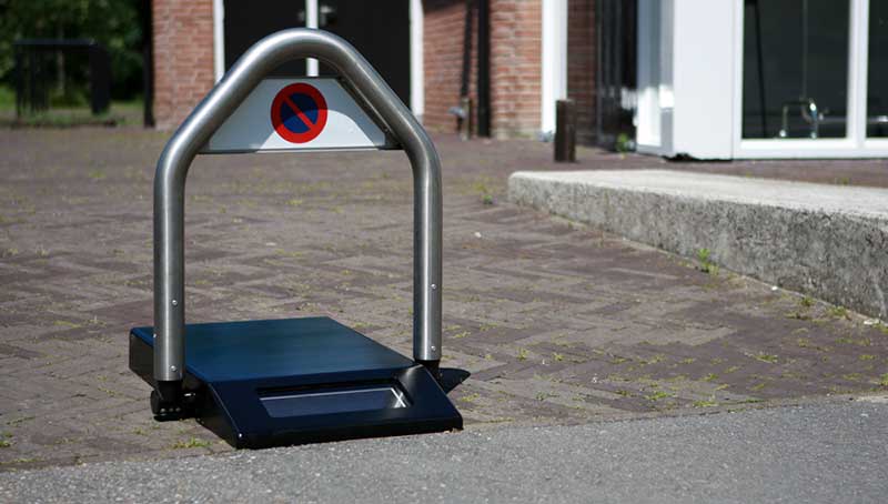 Een parkeerbeugel tegen foutparkeerders