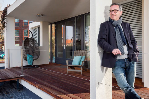 Randy Riteco in 2016 bij het eerste Cubicco-huis in Roosendaal. Foto: Guido Benschop